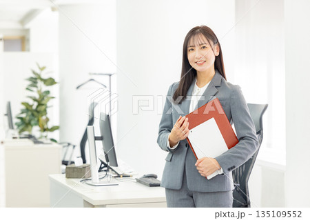 オフィスで働く若い女性 オフィスで働く若い女性 135109552