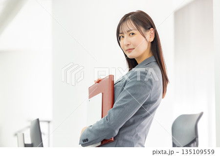 オフィスで働く若い女性 オフィスで働く若い女性 135109559
