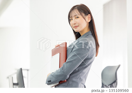 オフィスで働く若い女性 135109560