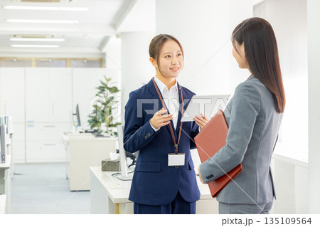 会話する会社員 135109564