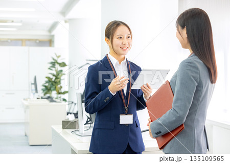 会話する会社員 会話する会社員 135109565
