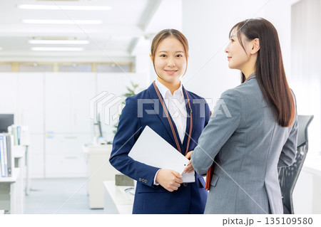女性　スーツ　オフィス 135109580
