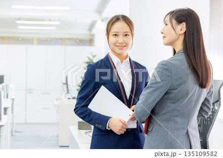 女性　スーツ　オフィス 135109582