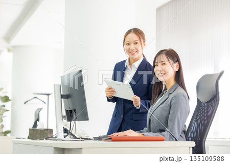 オフィス　女性　仕事 135109588