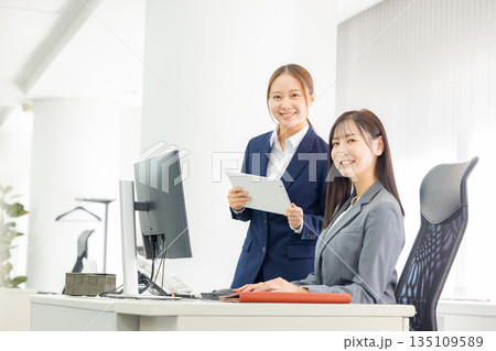 オフィス　女性　仕事 135109589