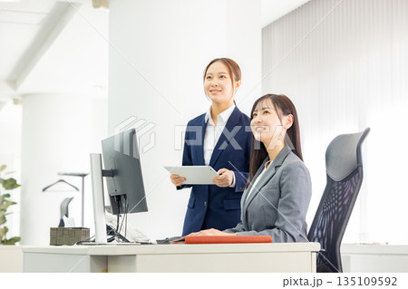 オフィス　女性　仕事 135109592