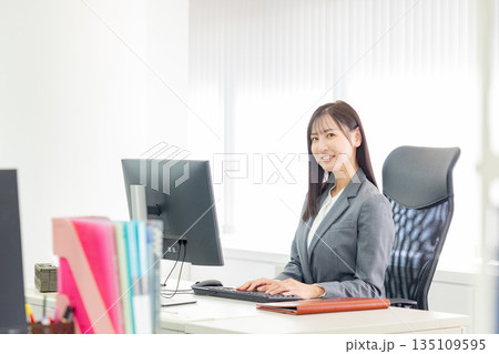 オフィスで仕事をするビジネスウーマン オフィスで仕事をするビジネスウーマン 135109595