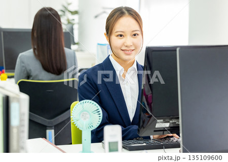 オフィスで働く女性 オフィスで働く女性 135109600