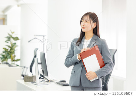 オフィスで働く若い女性 135109607