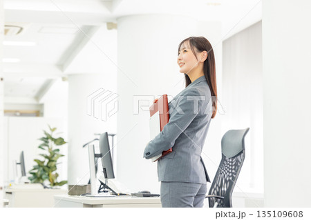 オフィスで働く若い女性 135109608