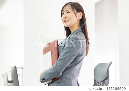 オフィスで働く若い女性 135109609