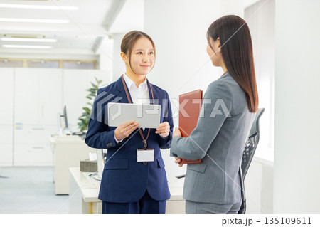 会話する会社員 135109611