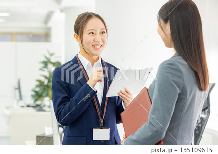 会話する会社員 135109615