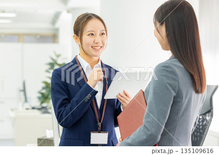 会話する会社員 会話する会社員 135109616