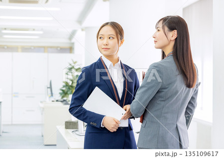 女性　スーツ　オフィス 135109617
