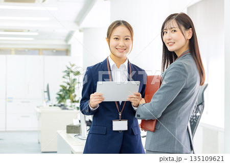 女性　スーツ　オフィス 135109621