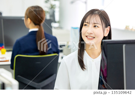 デスクワークをするビジネスウーマン デスクワークをするビジネスウーマン 135109642
