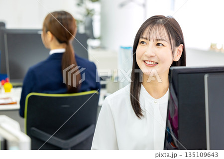 デスクワークをするビジネスウーマン デスクワークをするビジネスウーマン 135109643