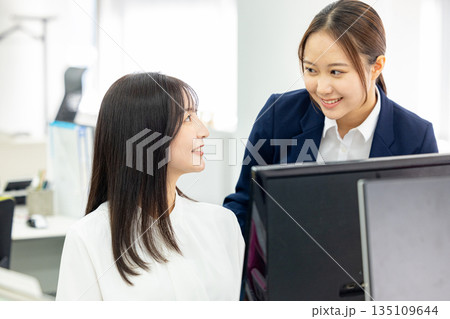 会話する2人のビジネスウーマン 135109644
