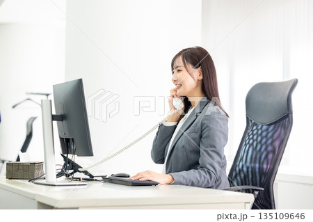 電話をする女性 135109646
