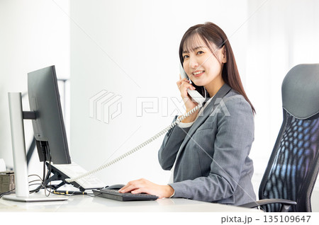 電話をする女性 135109647