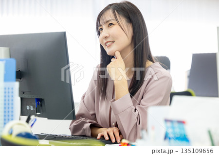 オフィスで仕事をするビジネスウーマン 135109656