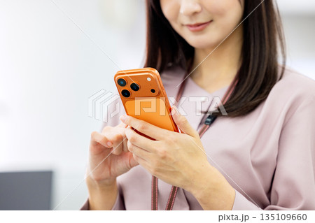 スマホを操作するビジネスウーマン 135109660