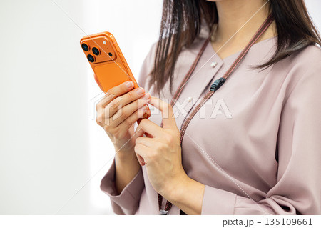 スマホを操作するビジネスウーマン スマホを操作するビジネスウーマン 135109661