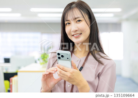 スマホを操作するビジネスウーマン 135109664