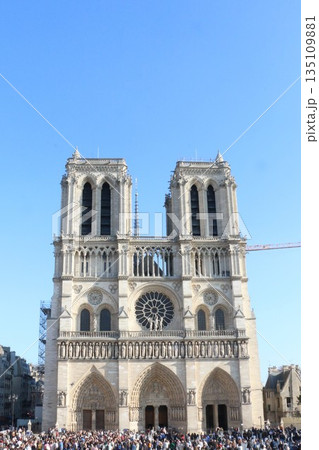 パリ市民の心のよりどころノートルダム大聖堂 パリ市民の心のよりどころノートルダム大聖堂 135109881