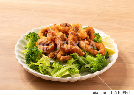 イカの唐揚げ サラダ イカの唐揚げ サラダ 135109966