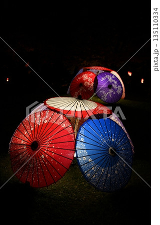 赤い和傘　ライトアップ 135110334