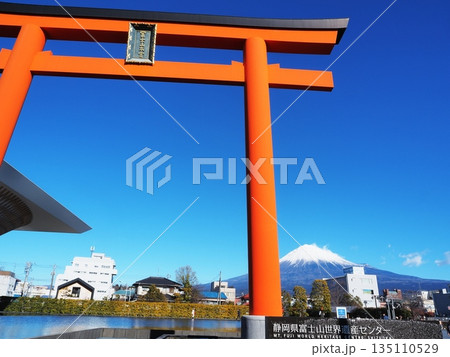 静岡県 富士宮浅間大社 一の鳥居と富士山 1月 静岡県 富士宮浅間大社 一の鳥居と富士山 1月 135110529