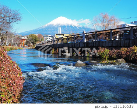静岡県　神田川と富士山　1月 135110535