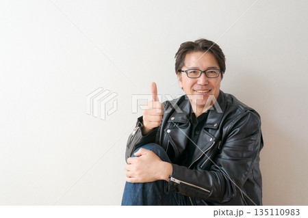革ジャンを着た50代男性 135110983