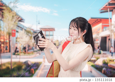 ショッピングモールでお金を使いすぎて金欠になった女性 135111018