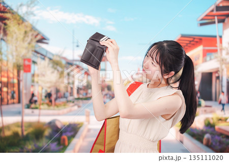 ショッピングモールでお金を使いすぎて金欠になった女性 135111020