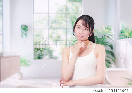 肌荒れに悩む若い女性 135111061