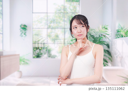肌荒れに悩む若い女性 肌荒れに悩む若い女性 135111062