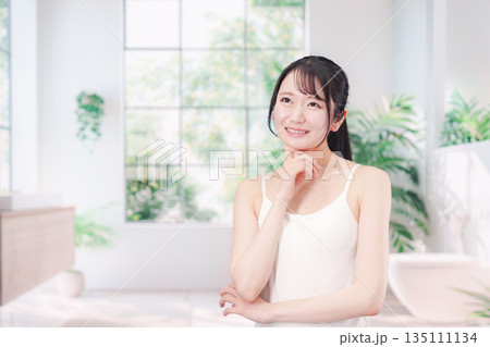 腕にクリームを塗る若い女性 腕にクリームを塗る若い女性 135111134