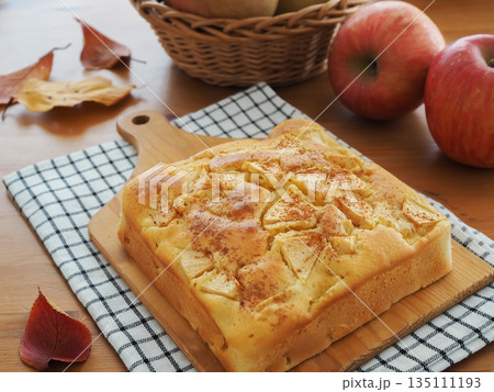 カッティングボードの上のリンゴとヨーグルトのケーキ カッティングボードの上のリンゴとヨーグルトのケーキ 135111193