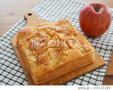 カッティングボードの上のリンゴとヨーグルトのケーキ カッティングボードの上のリンゴとヨーグルトのケーキ 135111195