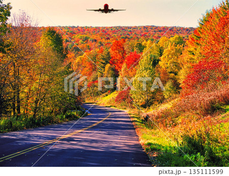 アメリカ・ニュイングランド地方の美しい紅葉風景 135111599