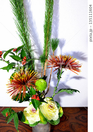 お正月 花瓶に飾る松、キク、千両などのお花 お正月 花瓶に飾る松、キク、千両などのお花 135111604