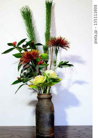 お正月　花瓶に飾る松、キク、千両などのお花 135111608