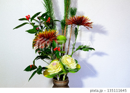 お正月　花瓶に飾る松、キク、千両などのお花 135111645