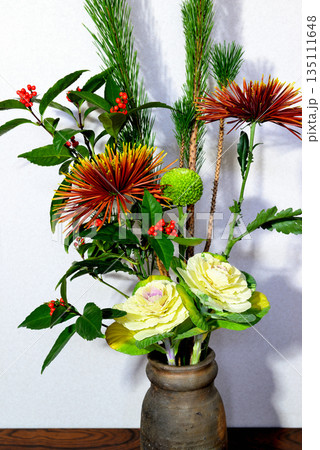 お正月 花瓶に飾る松、キク、千両などのお花 お正月 花瓶に飾る松、キク、千両などのお花 135111648