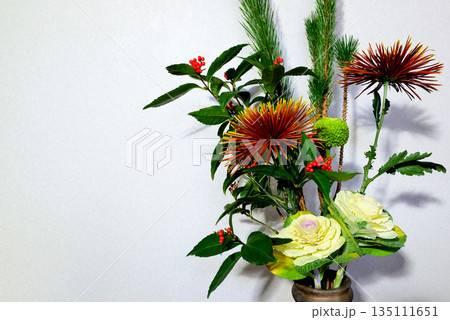 お正月 花瓶に飾る松、キク、千両などのお花 お正月 花瓶に飾る松、キク、千両などのお花 135111651