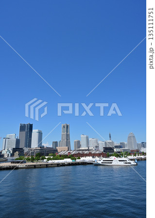 横浜港大さん橋からのみなとみらい 横浜港大さん橋からのみなとみらい 135111751
