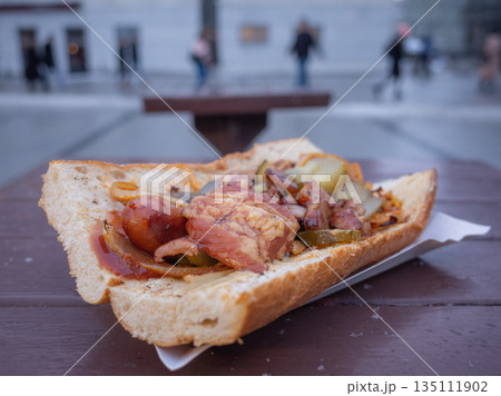 【ポーランド】クラクフ中央市場広場の屋台で買った肉がふんだんに乗せられたサンドイッチ 135111902